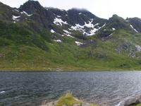 Am Ufer des Kartfjorden gegen Justadtinden - Lofoten